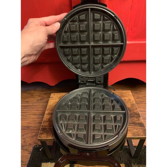 Toastmaster Flip Over Low-Profile Rotating Waffle Maker Non Stick Hotel Silver - Picture 5 of 6